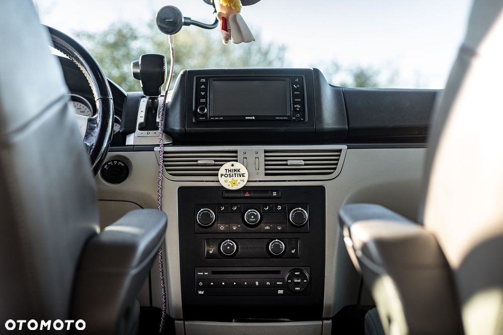 Volkswagen Routan - 13