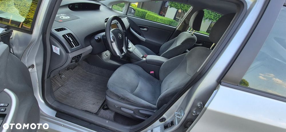 Toyota Prius (Hybrid) Life - 19