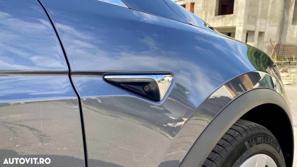 Tesla Model X - 16