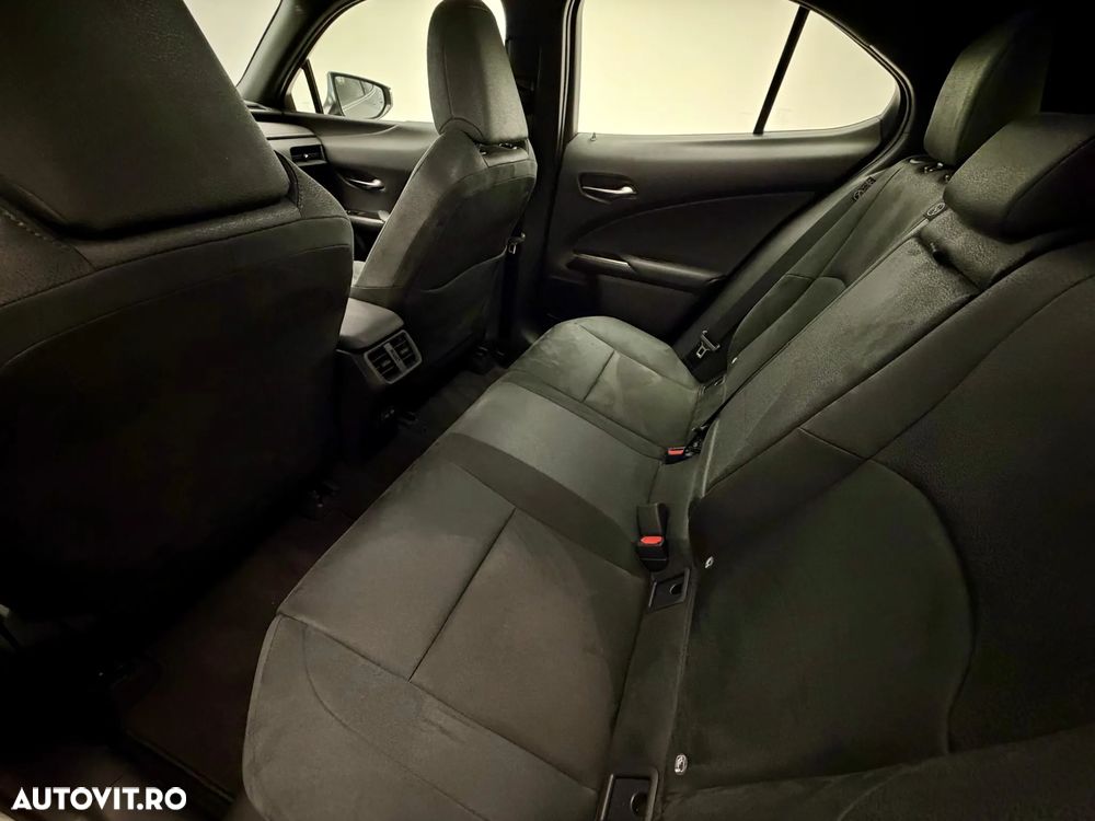 Lexus UX 300h AWD CVT HEV Business - 37
