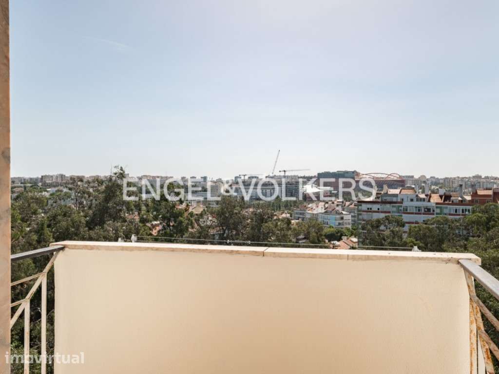 T2 em Benfica para Remodelação com Vista Panorâmica sobre Lisboa - Grande imagem: 4/27
