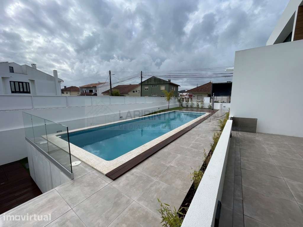 Vende-se Moradias T4 em Condomínio privado, no Fanqueiro - Loures - Grande imagem: 4/33