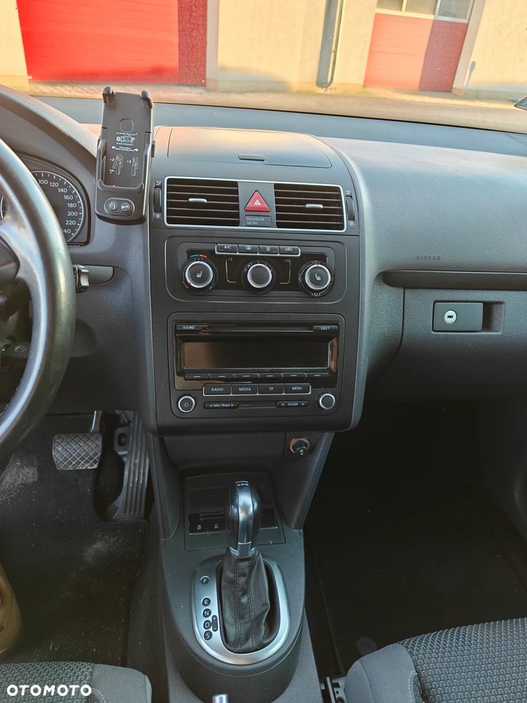 Volkswagen Touran - 12