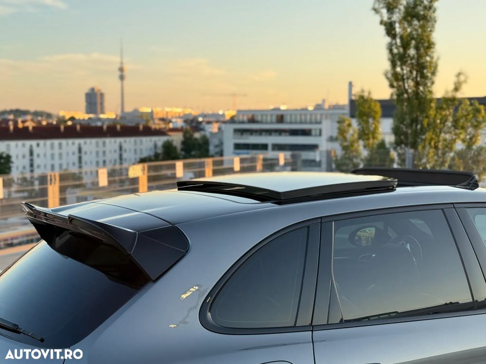 Porsche Cayenne 4.8 L Turbo - 8