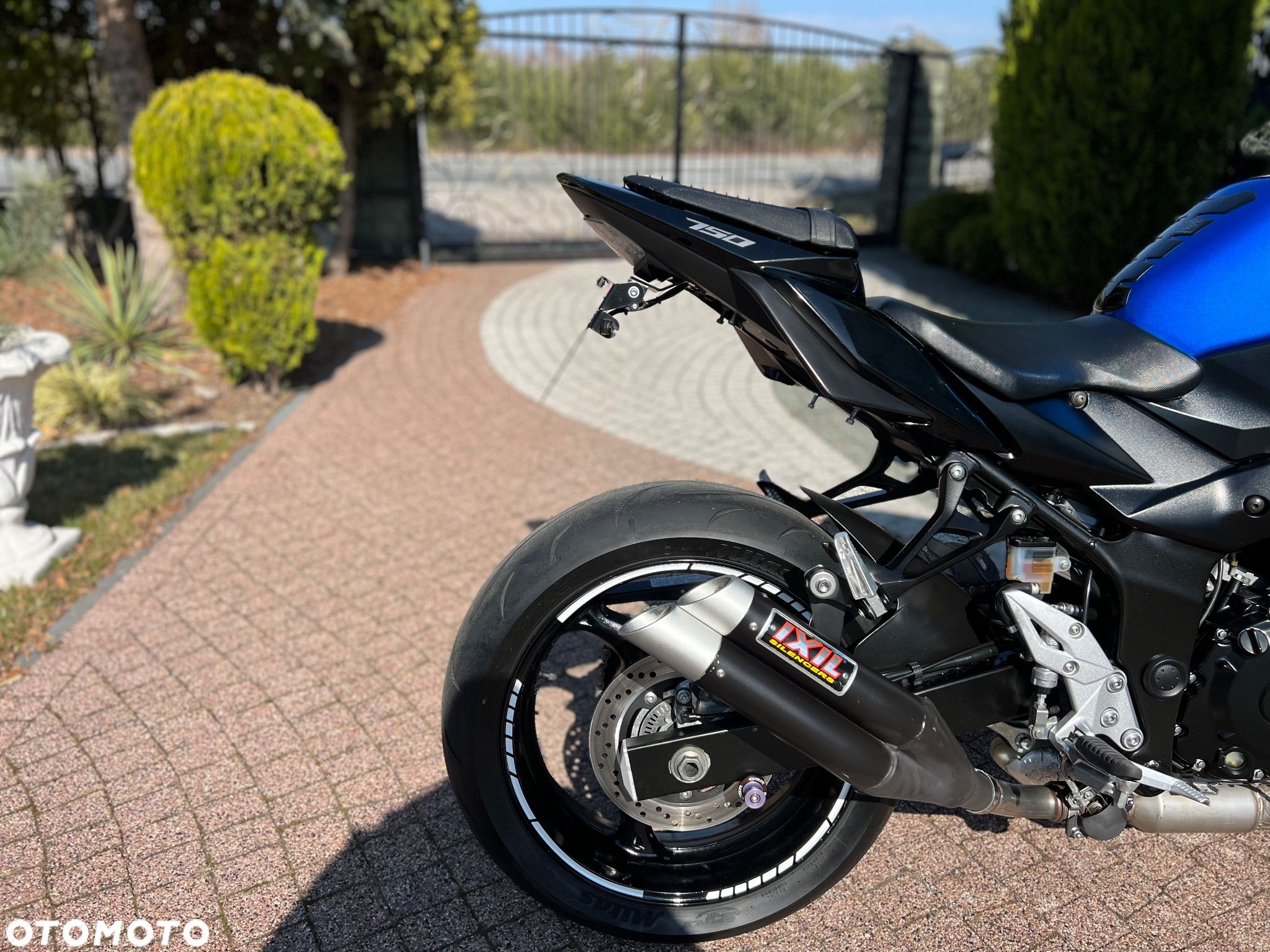 Suzuki GSR - 8