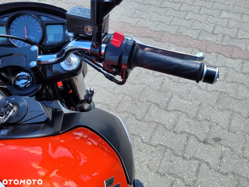 Suzuki GSR - 13