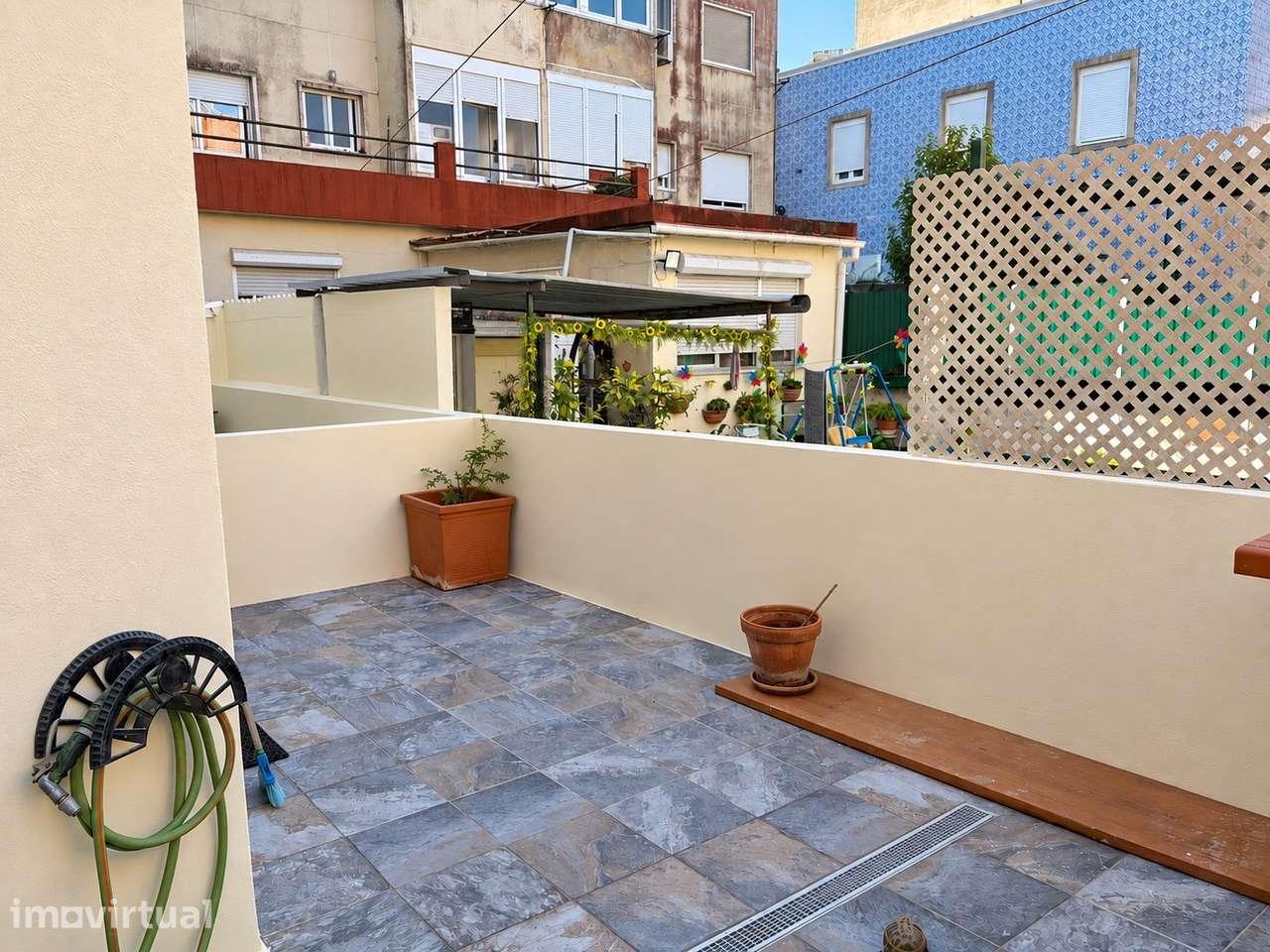 T2 com terraço perto comboio Amadora - Grande imagem: 2/23