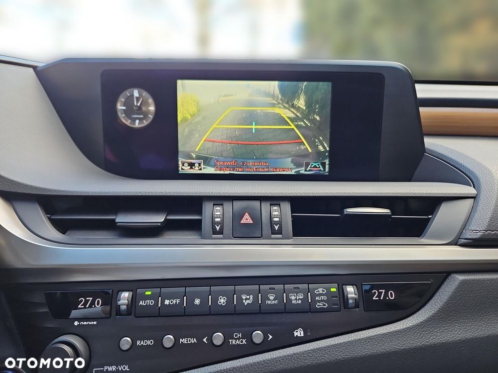 Lexus ES 300h Prestige - 11