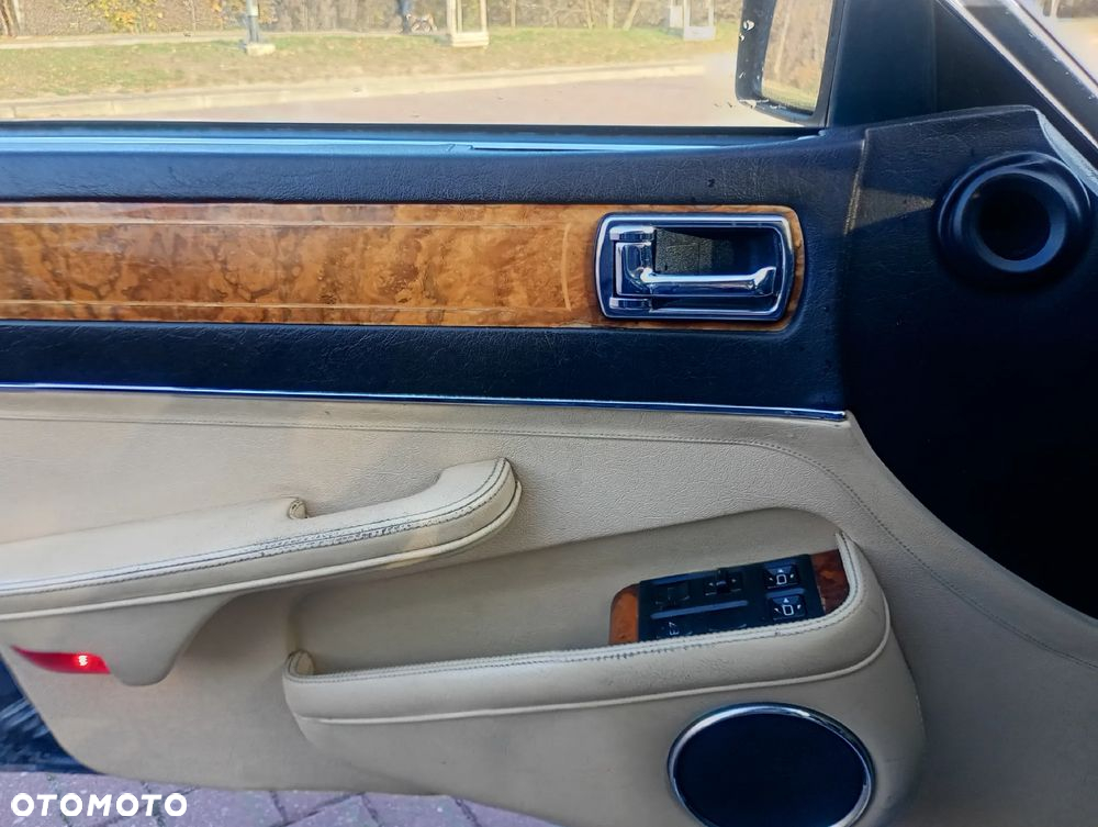 Jaguar XJ - 12