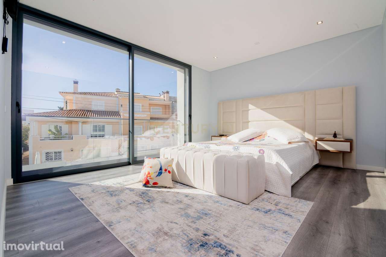 FABULOSA MORADIA V4 DE LUXO NOVA, COM PISCINA, CARPORT, DOIS PISOS - Grande imagem: 2/60