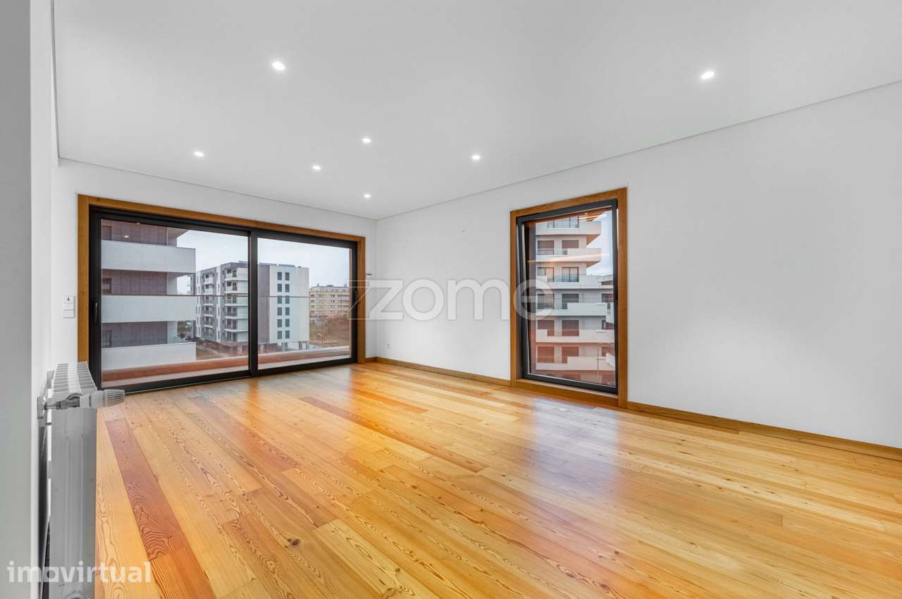 Apartamento T2 com Varanda e Lugar de Garagem - Grande imagem: 2/21