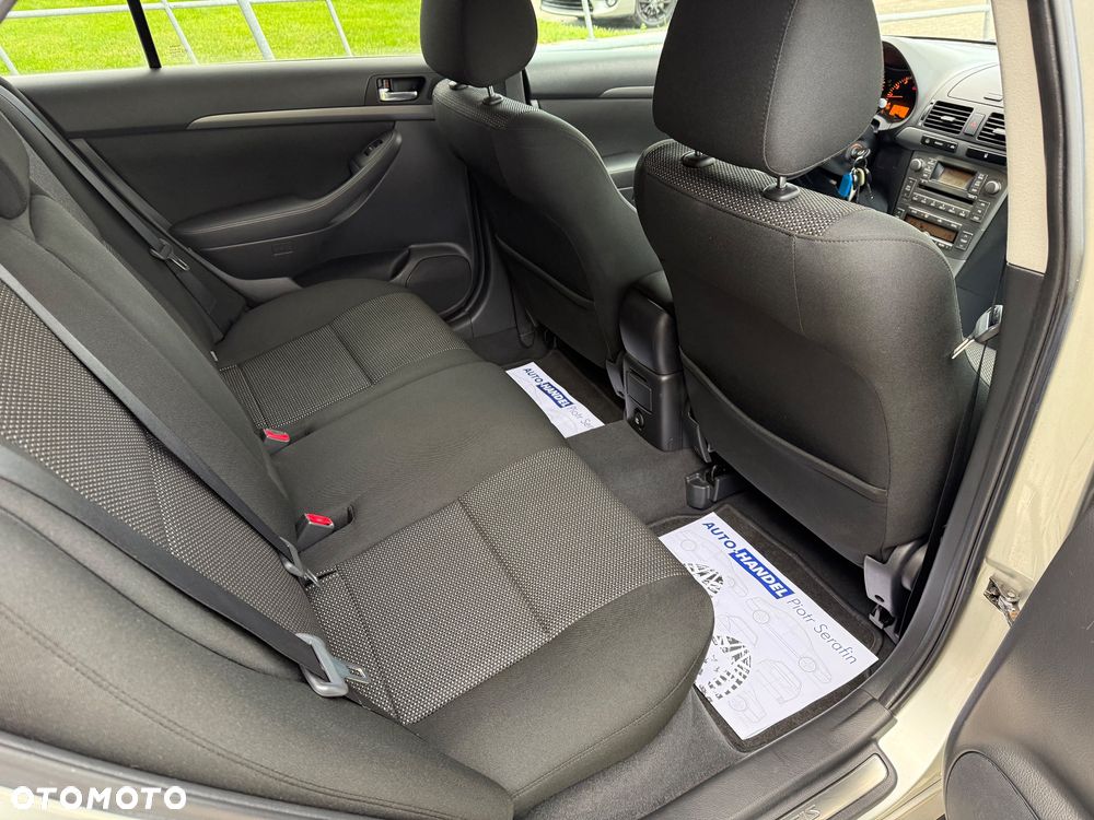Toyota Avensis 1.8 VVT-i Combi Sol - 22
