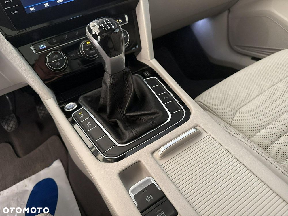 Volkswagen Passat - 17