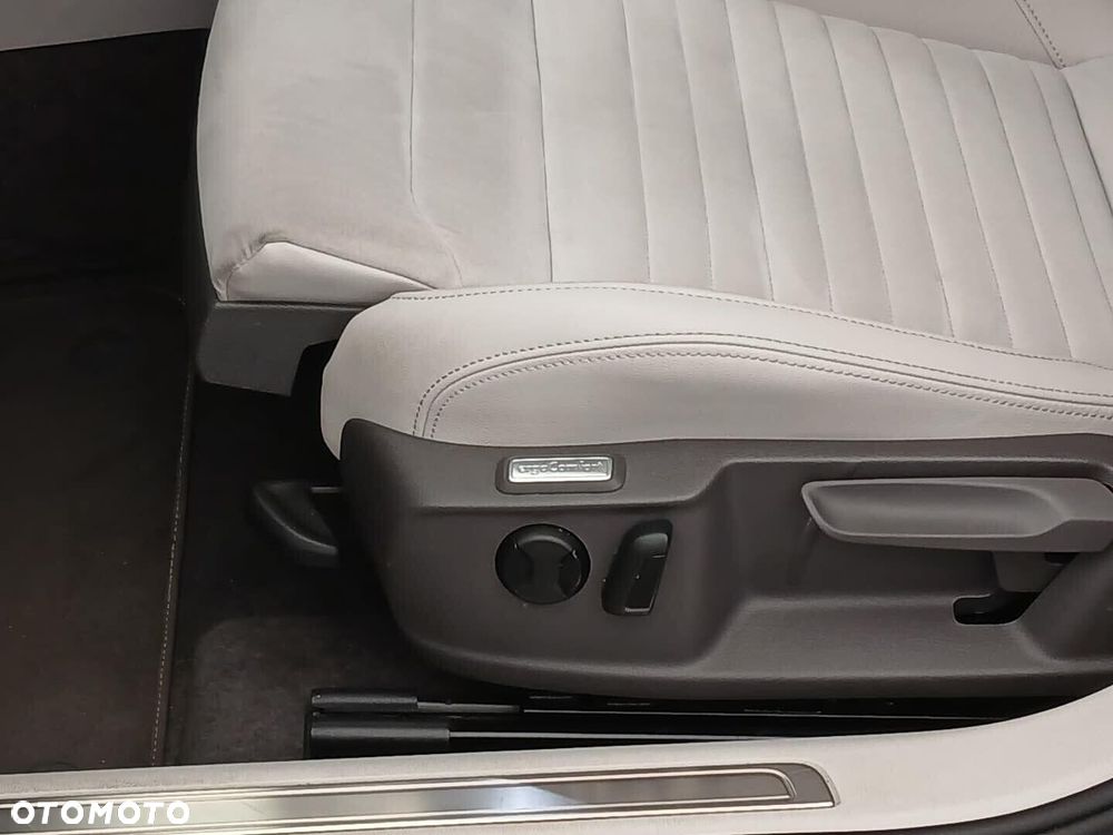 Volkswagen Passat 2.0 TDI Elegance DSG - 13