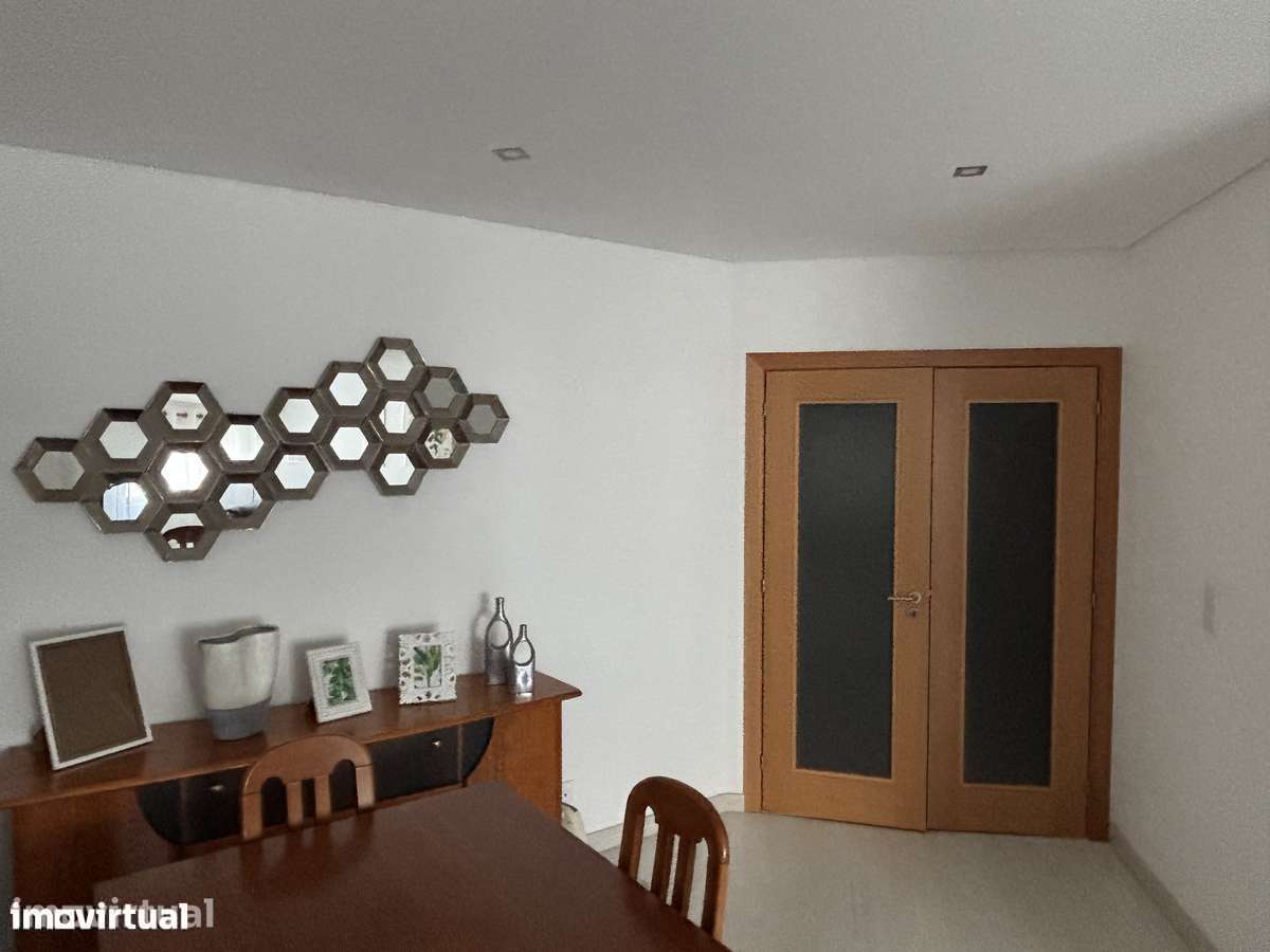 T2 moderno mobilado |108 m² |garagem |10 min Nova SBE e 5 das praias - Grande imagem: 4/25