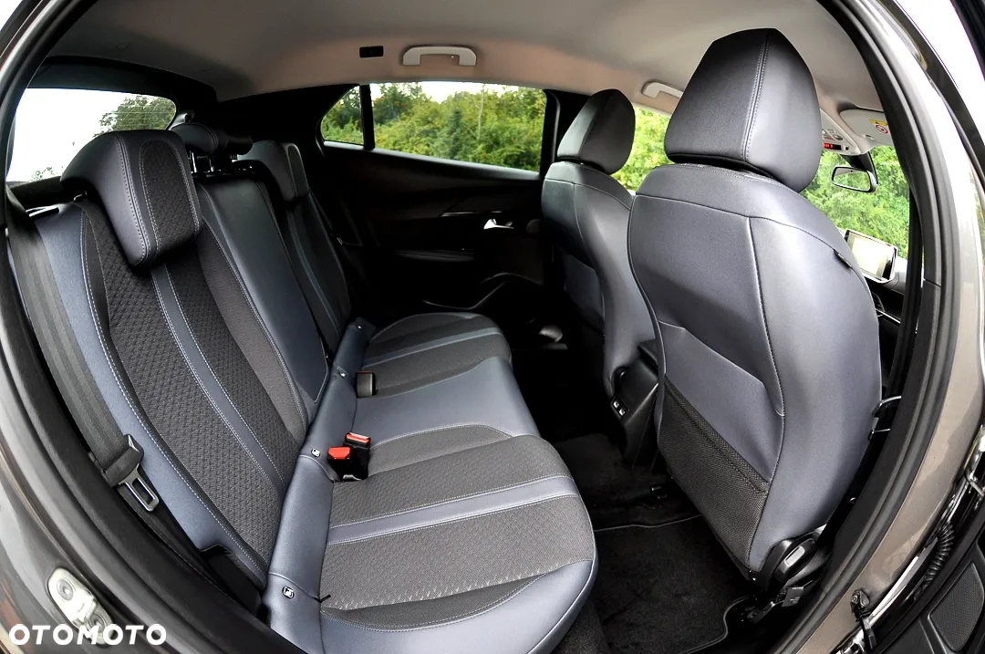 Peugeot 2008 BlueHDi 130 Allure S&S EAT8 - 25
