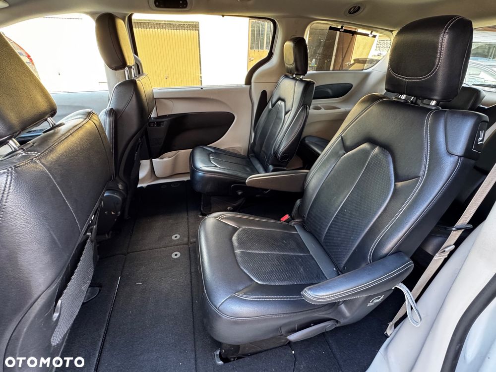 Chrysler Pacifica - 12
