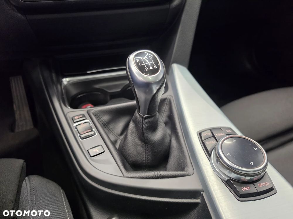 BMW Seria 3 318d DPF Edition Sport - 38