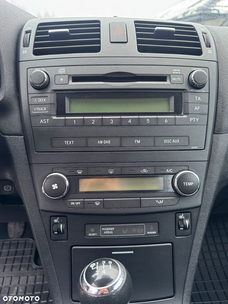 Toyota Avensis 1.6 Comfort - 25