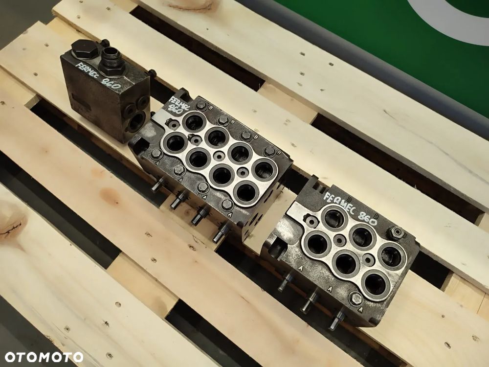 Blok hydrauliczny 161B7017 140A26687 161B5001 Fermec 860 - 3