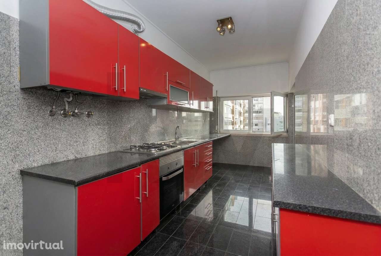 Apartamento T4 na Praça São João Baptista — no centro de Almada - Grande imagem: 2/35