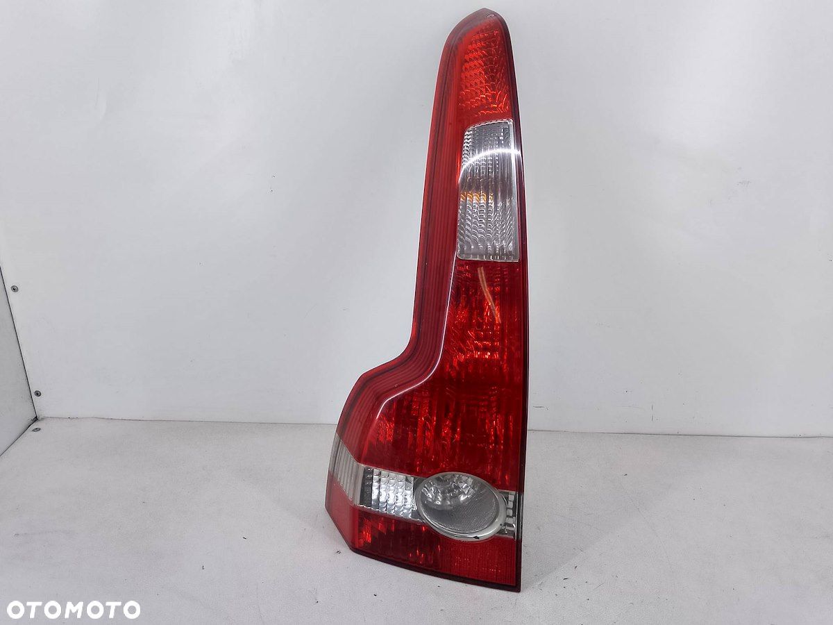 LAMPA TYLNA LEWA VOLVO V50 30678745 KOMBI - 1