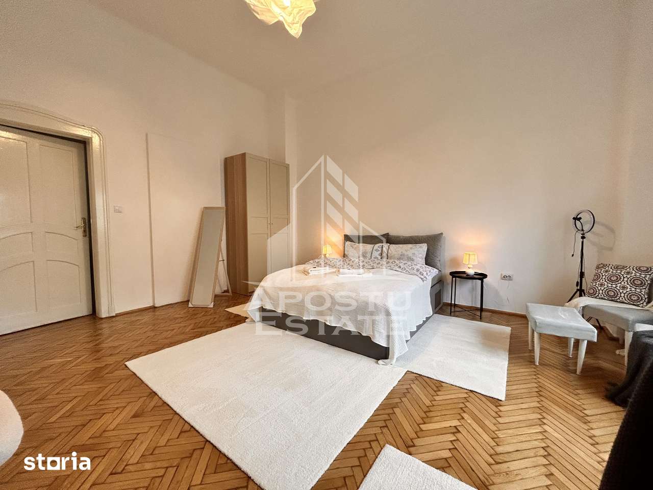 Apartament, spatios etaj 1, vedere in Piata Victoriei — fotografia 1