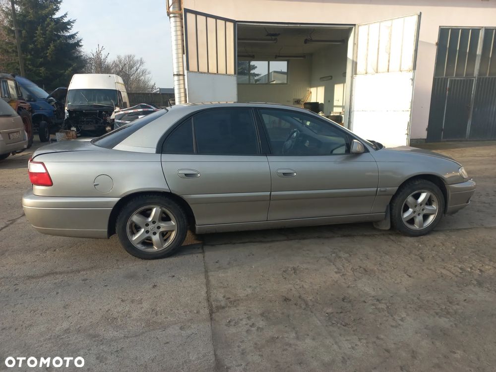 Opel Omega B C lift 2.2 benzyna sedan 02r Z158 - 4