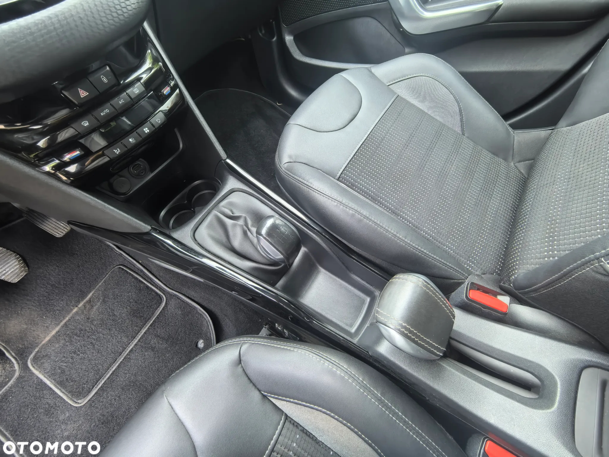 Peugeot 2008 1.2 VTi Allure - 34