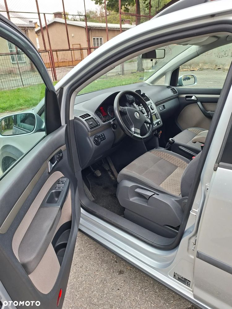 Volkswagen Touran - 12