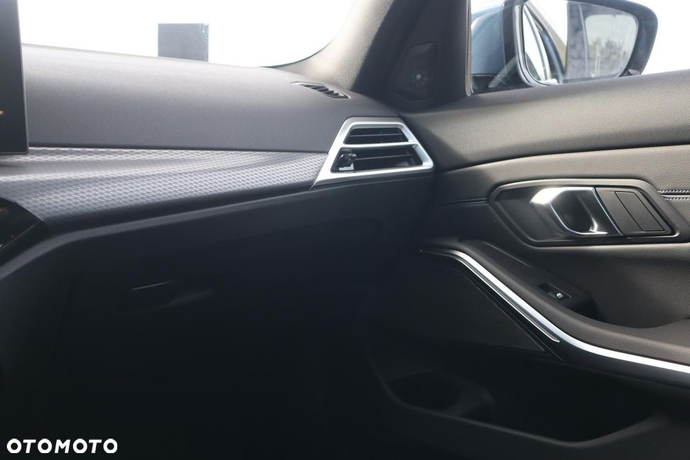 BMW Seria 3 330i M Sport - 18
