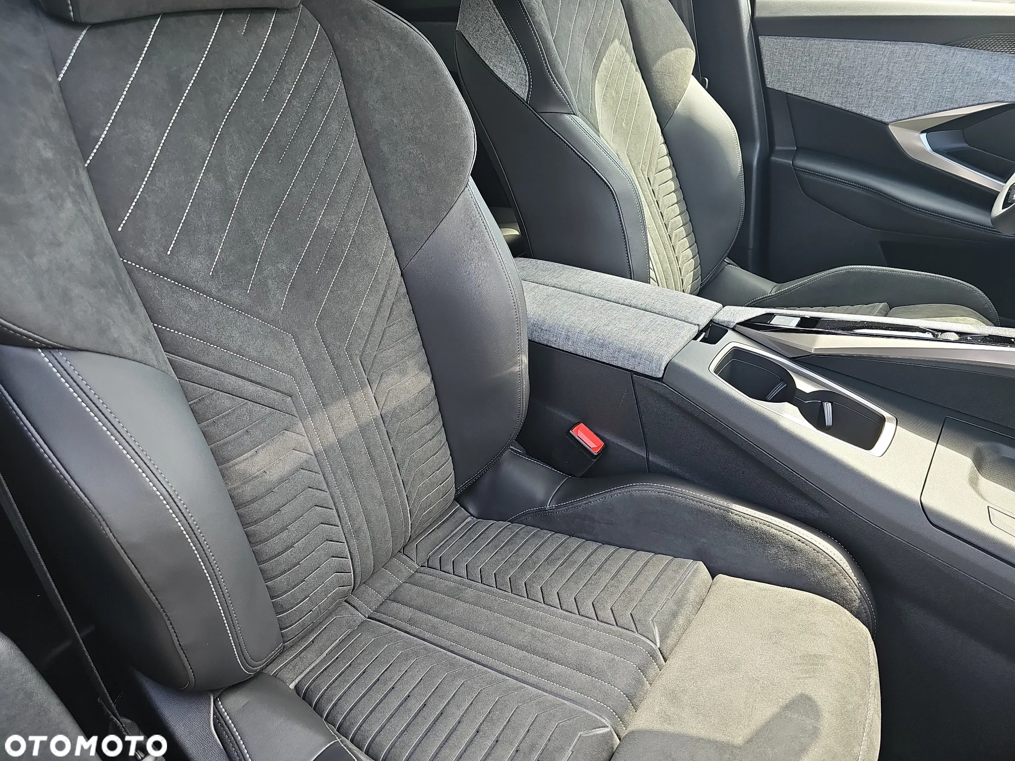 Peugeot 3008 1.2 PureTech mHEV GT e-DCS6 - 12