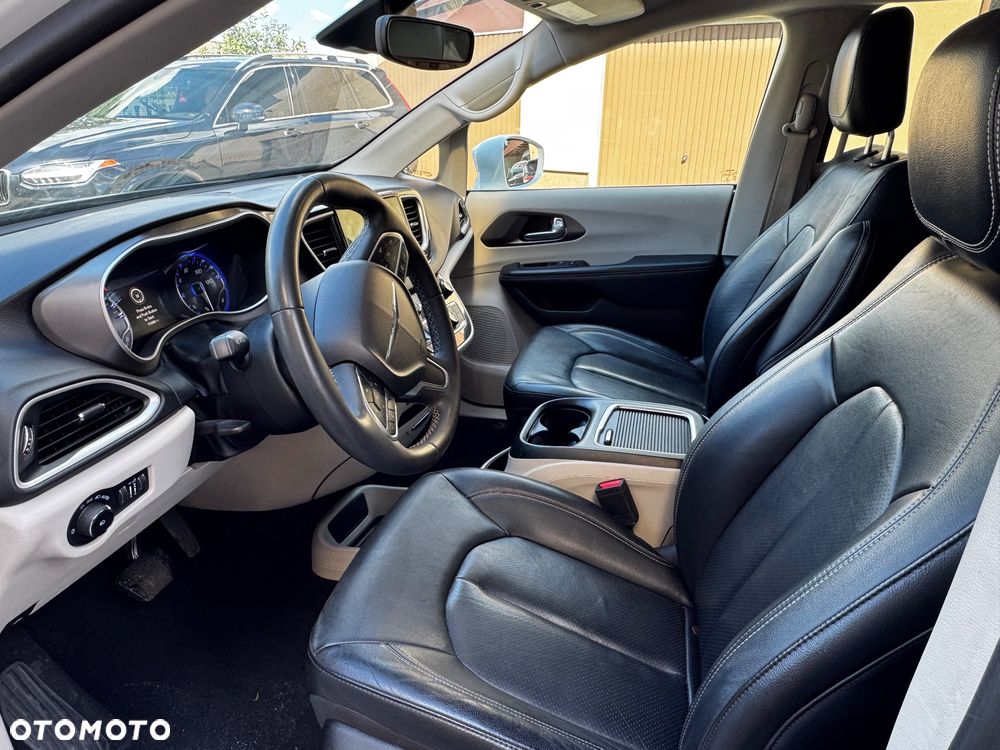 Chrysler Pacifica - 11