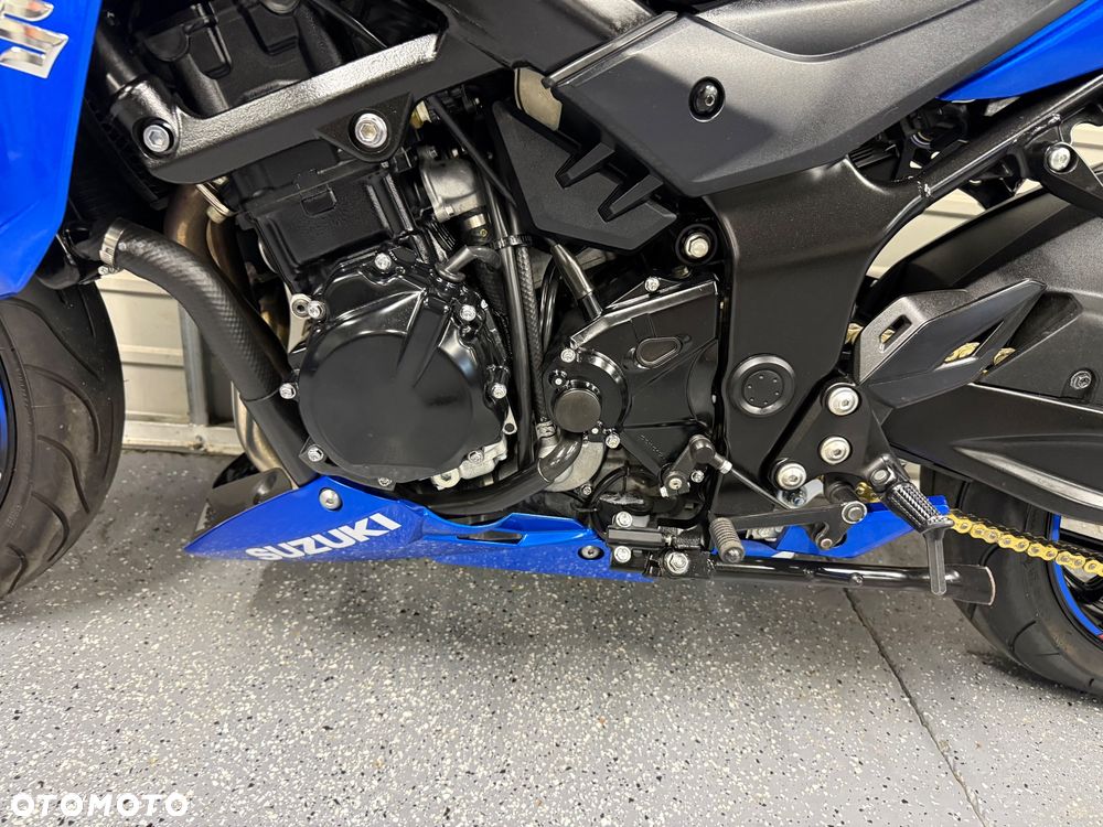 Suzuki GSX - 16