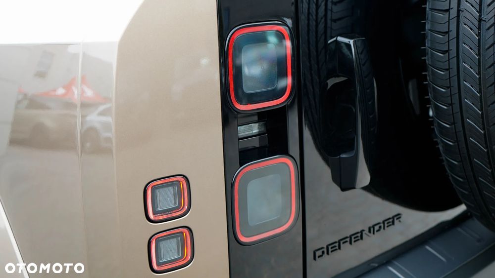 Land Rover Defender 4.4 P635 V8 mHEV Octa - 10