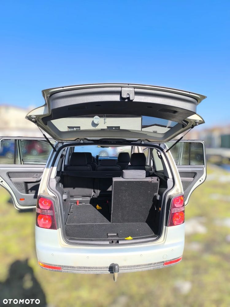 Volkswagen Touran 2.0 TDI DSG Highline - 24