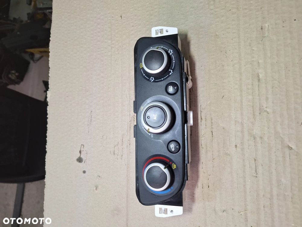 Renault Megane III Panel nawiewu klimatyzacjic T1001786G - 7