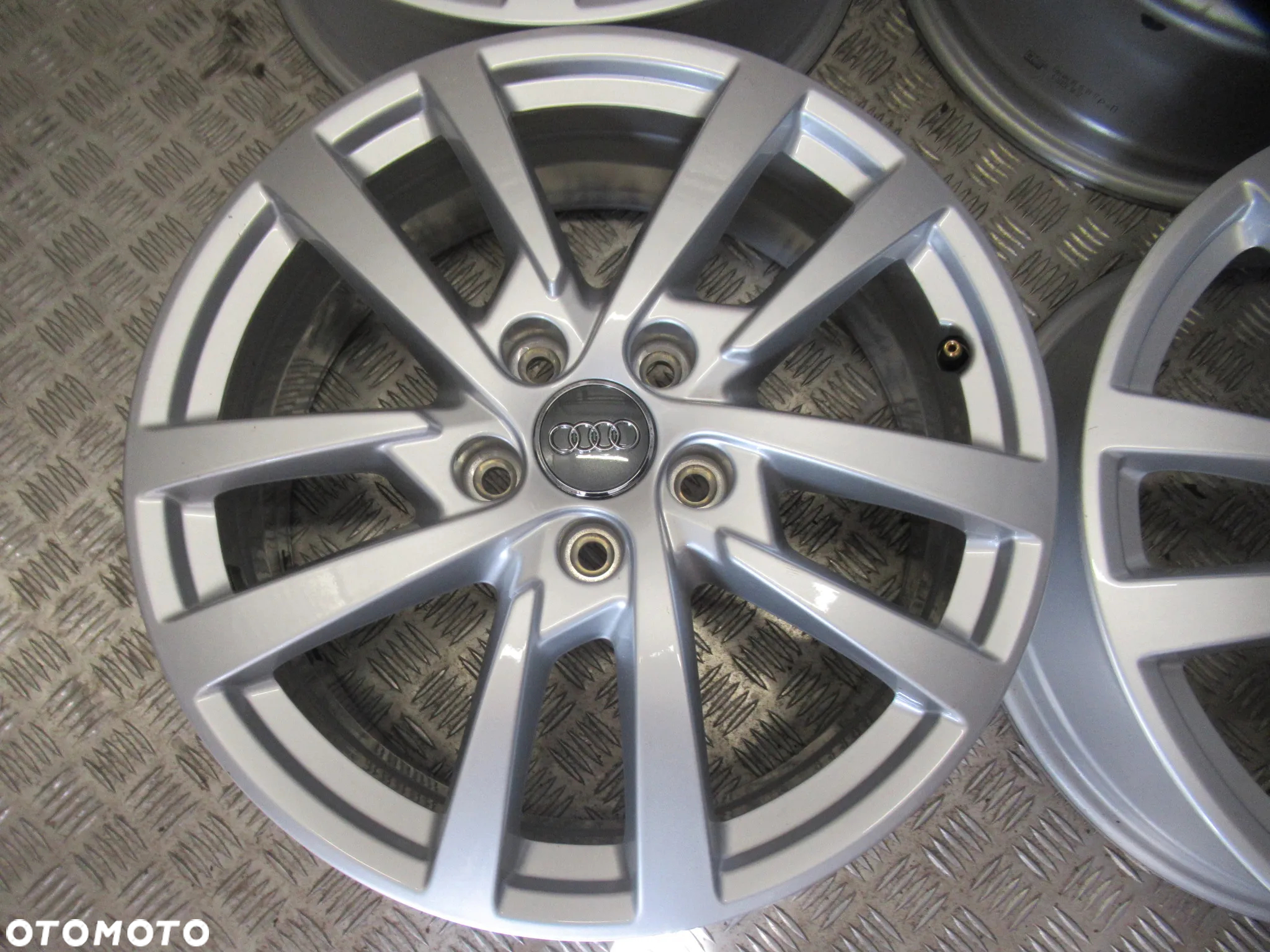 Felgi Audi A3 A4 Q2 Q3 6Jx17 et48 5x112 8V0 - 5