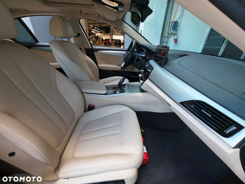 BMW Seria 5 520d xDrive mHEV - 14