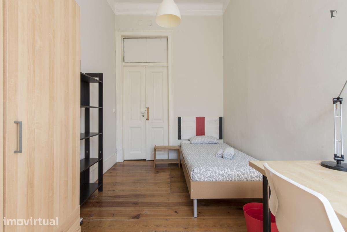 Quarto - localizado em Intendente Lisbon - Grande imagem: 4/17