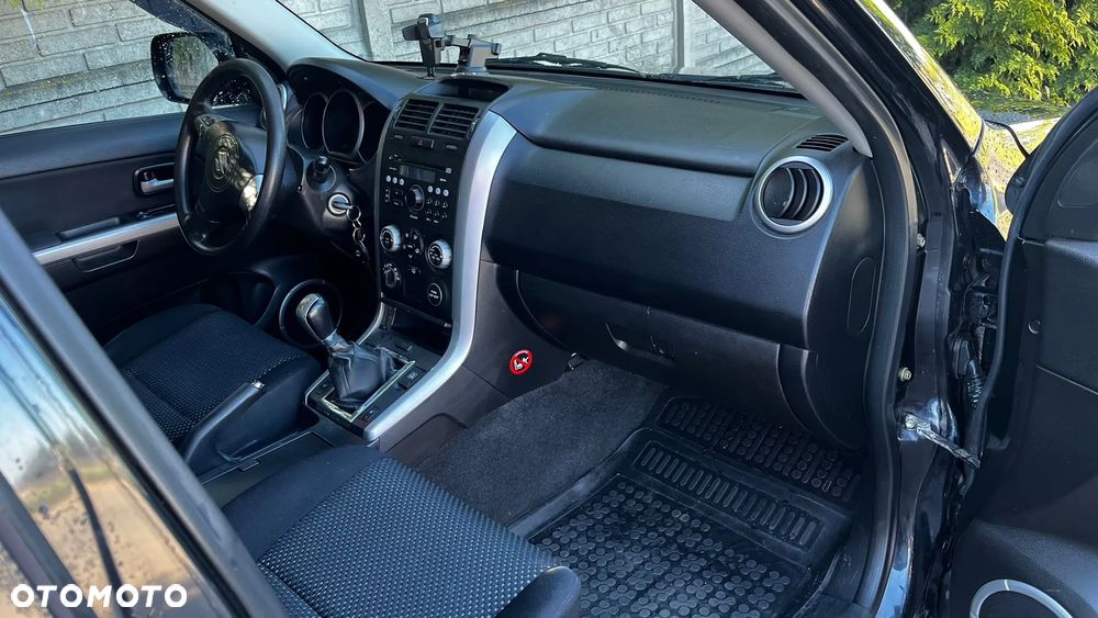 Suzuki Grand Vitara 2.0 Comfort + - 27