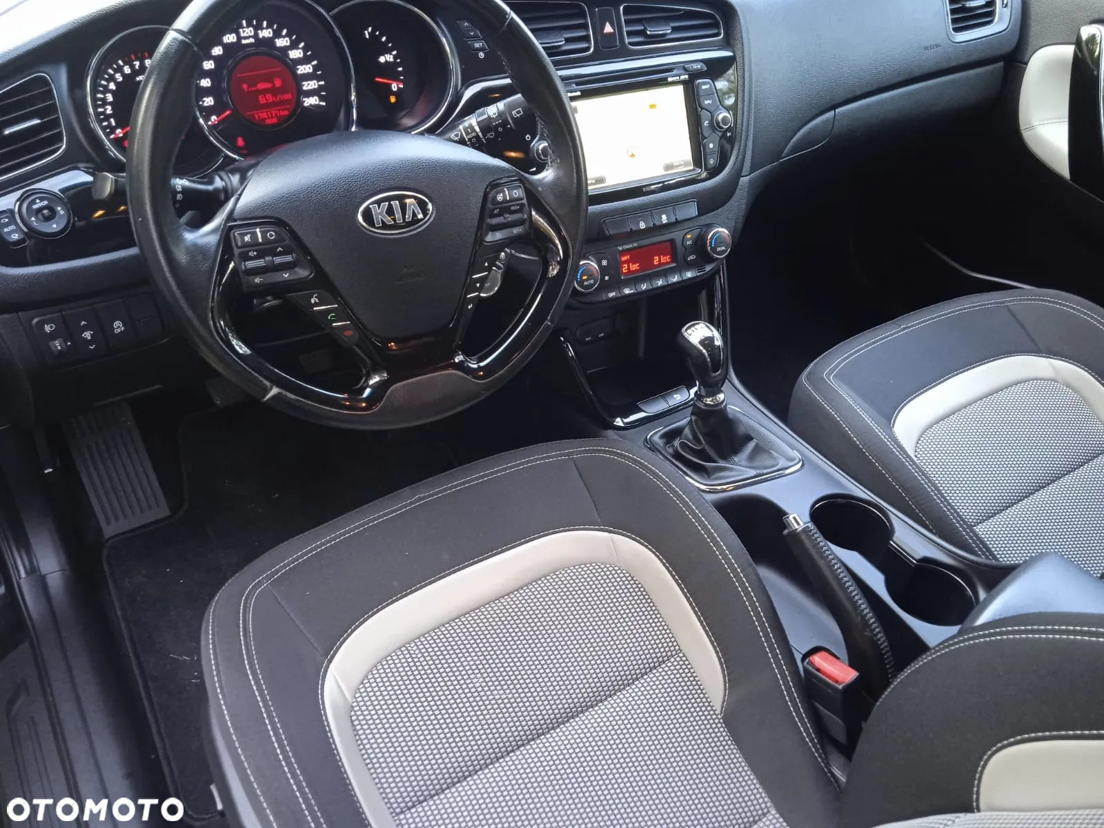 Kia Ceed - 14
