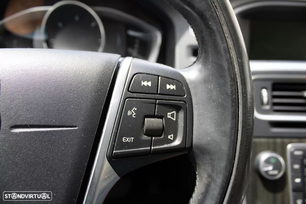 Volvo V60 D6 Plug-In-Hybrid AWD Geartronic Momentum — fotografia 25