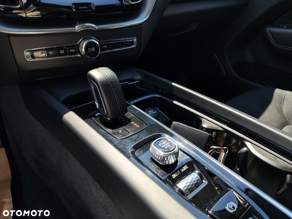Volvo XC 60 B5 B AWD Momentum Pro - 17