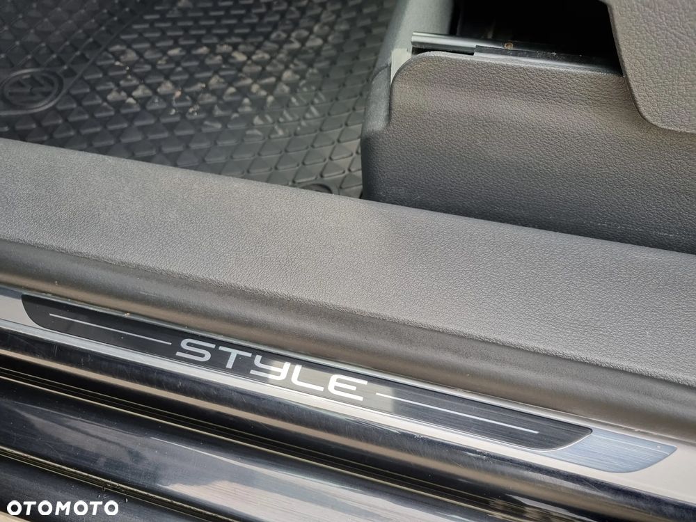 Volkswagen Touran 2.0 TDI DPF DSG STYLE - 9