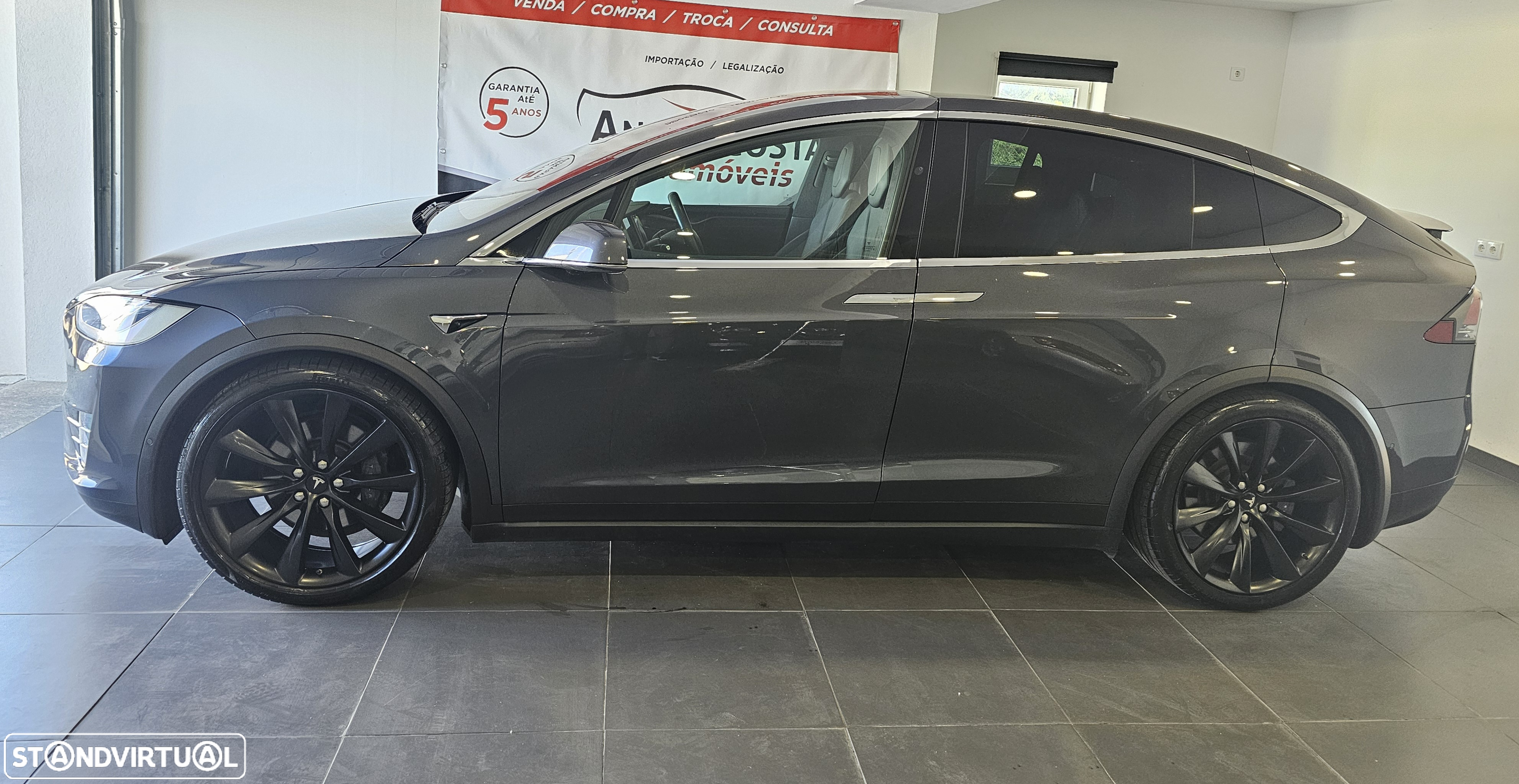 Tesla Model X - 7