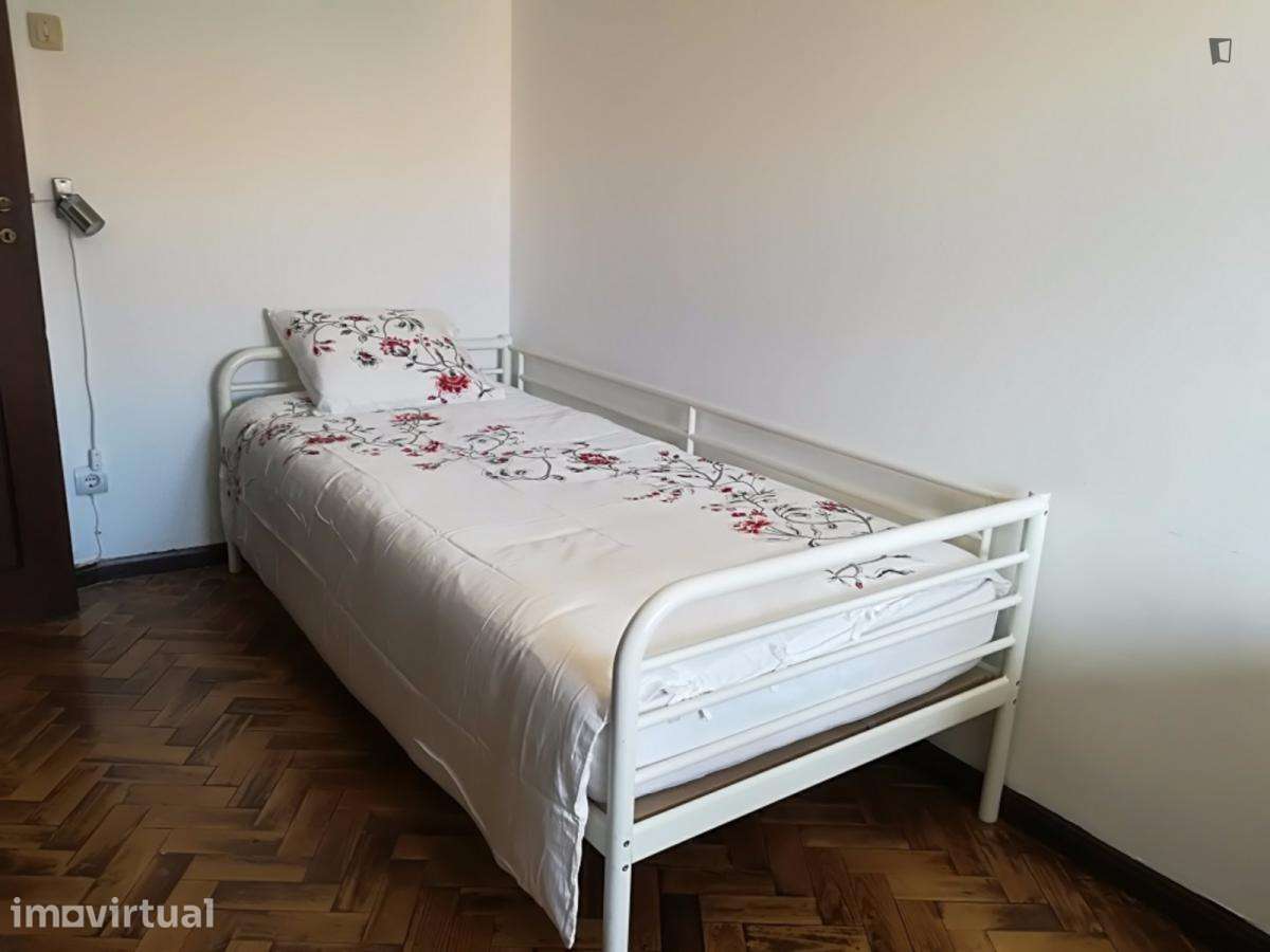 Quarto - localizado em Mafamude Porto - Grande imagem: 2/27