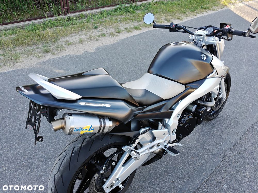 Suzuki GSR - 23