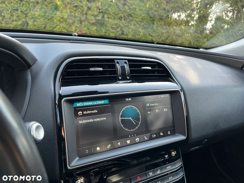 Jaguar XE 2.0 T Portfolio - 26