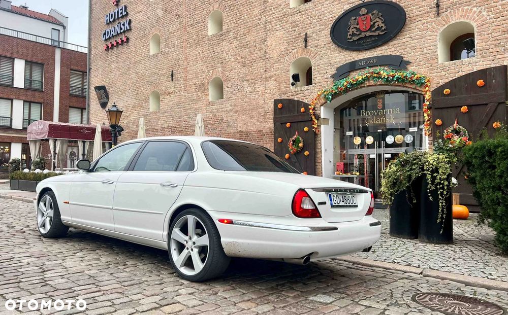 Jaguar XJ XJ8 4.2 LWB Executive - 2